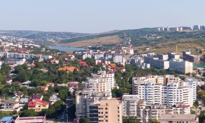 vedere aeriana pacurari cu lac rediu in plan secundar
