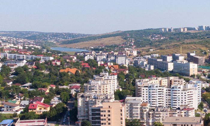 vedere aeriana pacurari cu lac rediu in plan secundar