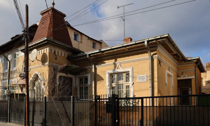 Casa în care a locuit Constantin Ciopraga - Strada Golia nr.10