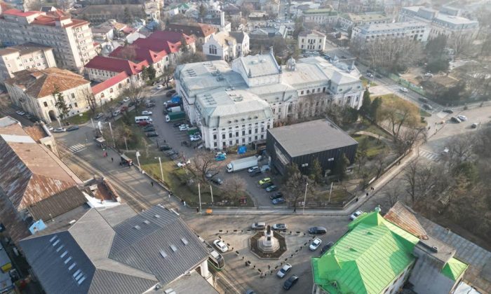 statuie miron costin si teatrul national