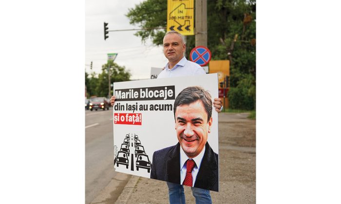 marius bodea cu pancarta anti-chirica