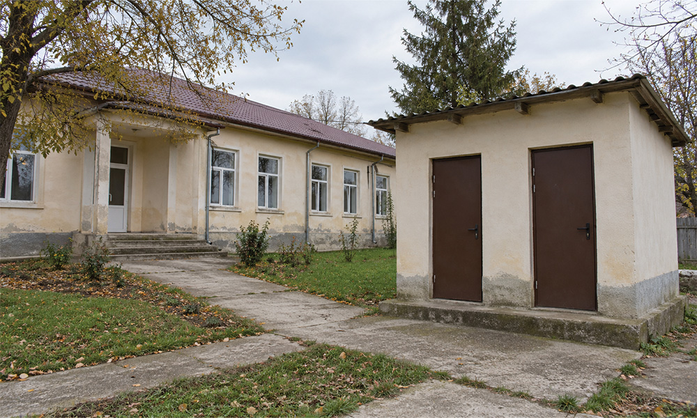 toalete in afara scolii, imagine creata cu AI